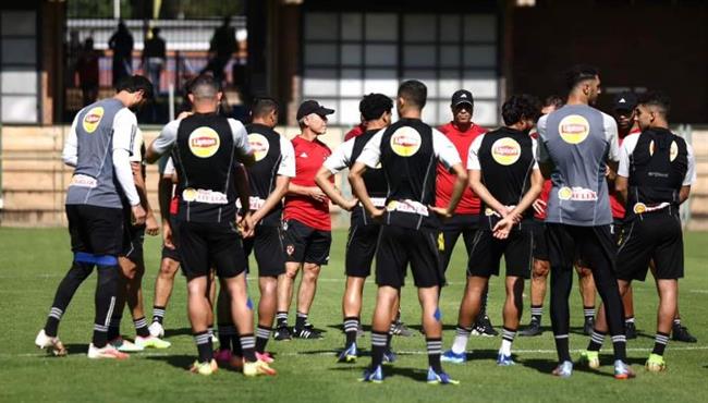 الدوري الإفريقي.. كولر يحاضر اللاعبين قبل انطلاق مران الأهلي بملعب جامعة بريتوريا