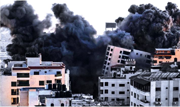 شتاء فلسطيني ملبد بالكوارث البيئية..قنابل فسفورية تلوث الهواء ومياه ملوثة تسبب الاوبئة