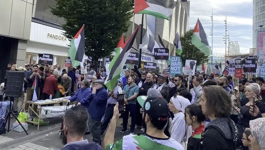 "من النهر إلى البحر فلسطين ستتحرر".. هتافات في مظاهرات ببريطانيا اليوم