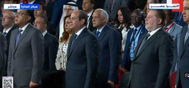 الرئيس السيسي يقف دقيقة حدادا على أرواح المدنيين  