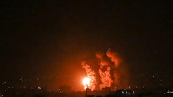   أستاذ علوم سياسية: إسرائيل قطعت الاتصالات عن غزة لتخفي جرائهما في القطاع