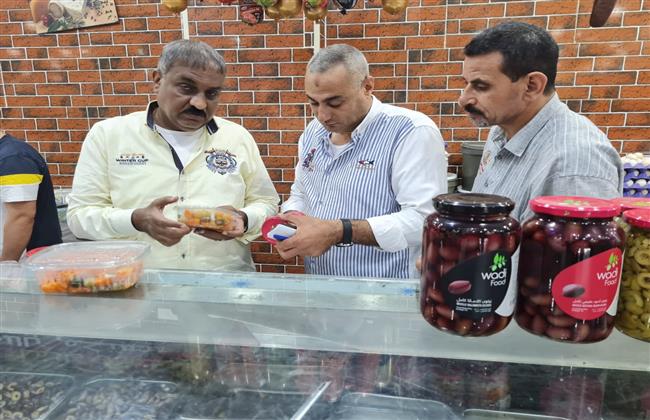 ضبط اكثر من 2 طن دقيق و7900 عبوة عصائر مجهولة المصدر و233 قطعة حلوى فاسدة