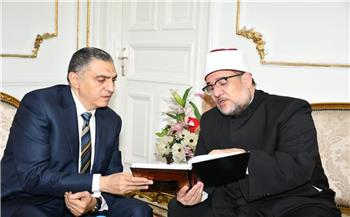   وزير الأوقاف يبحث مع سفير مصر لدى باكستان استعدادات الوزارة لدعم المؤسسات الدينية بباكستان