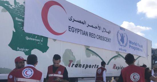الهلال الأحمر المصري يرسل 84 شاحنة مساعدات غذائية وانسانية إلى قطاع غزة حتى الآن