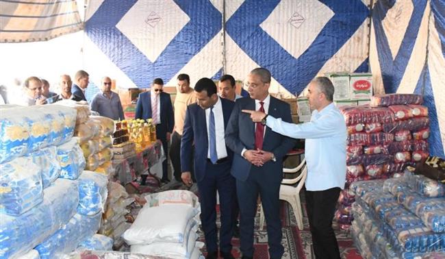 محافظ الفيوم يتفقد معرض بيع السلع والمستلزمات الغذائية بطامية 