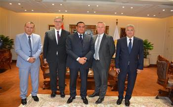 وزير التنمية المحلية يبحث مع وزير الهجرة الهولندي مجالات التعاون المشترك