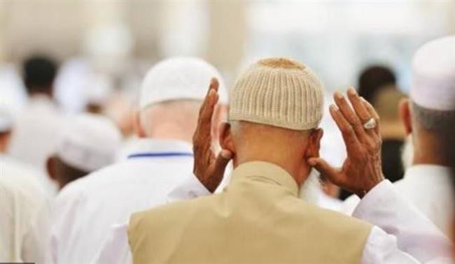 متى يجوز التحدث إلى المصلي؟ 