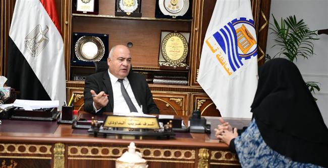 محافظ قنا يواصل إستقبال المواطنين بمكتبه لبحث شكواهم
