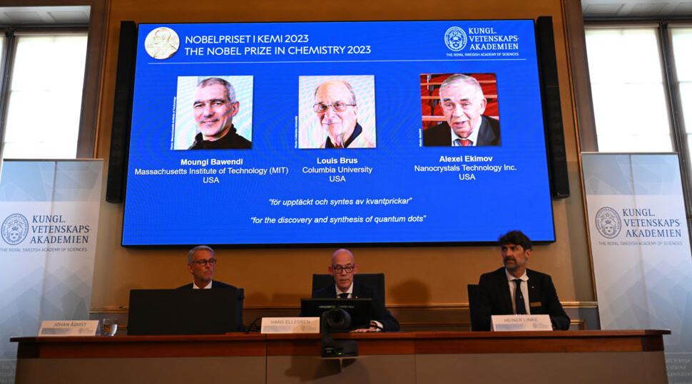 أكاديمية نوبل السويدية تعلن فوز 3 علماء بالجائزة في الكيمياء عام 2023