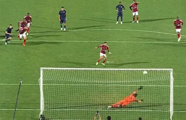 الأهلي يتقدم بأول أهداف اللقاء عن طريق علي معلول