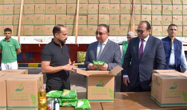 محافظ الإسكندرية يتفقد قافلة بنك الطعام المصري لدعم أهالي بشاير الخير