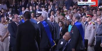   الرئيس السيسي يصافح أبطال معركة "رأس العش" بحرب أكتوبر المجيدة
