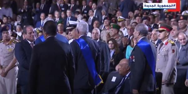الرئيس السيسي يصافح أبطال معركة "رأس العش" بحرب أكتوبر المجيدة