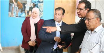 رئيس جامعة جنوب الوادي يتفقد المعرض الفني بالتربية النوعية 