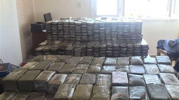 ضبط 3 عاطلين بالإسكندرية ومطروح بحوزتهم 350 طربة حشيش