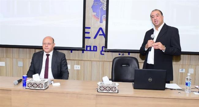 رئيس جامعة سوهاج يكرم خريجي برنامج سفراء التكنولوجيا وطلاب التدريب الصيفي بمركز إبداع مصر الرقمية 