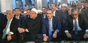   محافظ الغربية ومفتي الديار المصرية يؤديان صلاة الجمعة بالمسجد الأحمدي بطنطا