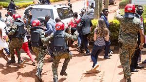   القاهرة الإخبارية: أوغندا تحتجز 40 من أنصار معارض بارز فور وصوله إلى البلاد