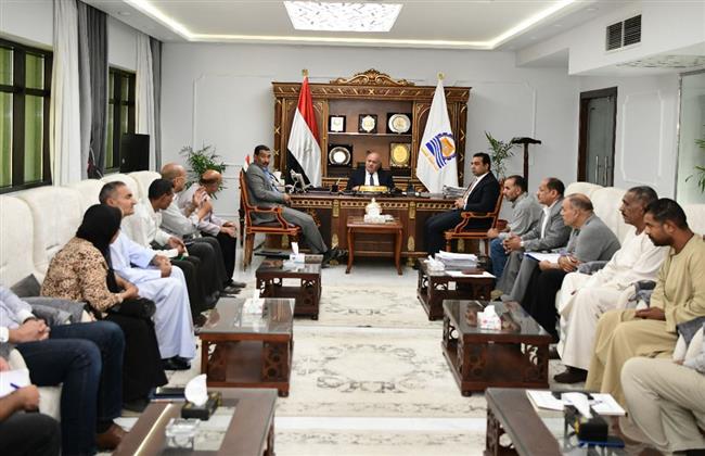 محافظ قنا يبحث إقامة مصنع للأعلاف من مخلفات الأسماك ومجازر الدواجن