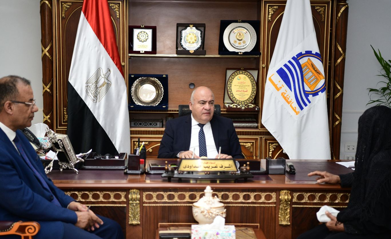 محافظ قنا يستقبل 55 مواطنا بمكتبه لبحث شكواهم