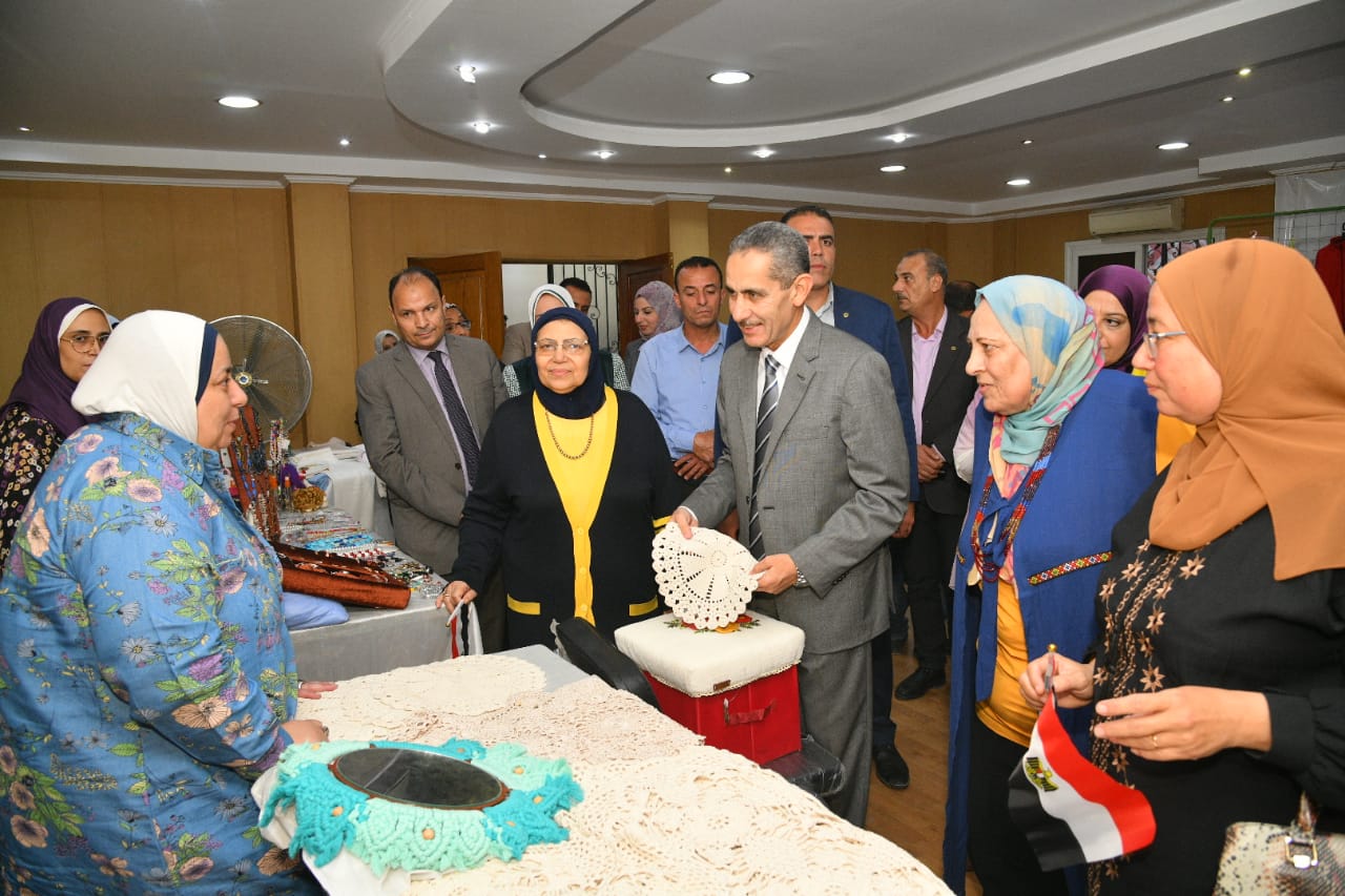 محافظ الغربية يتفقد معرض "منتجات المرأة" والمعرض الخيري بمقر المجلس القومي للمرأة