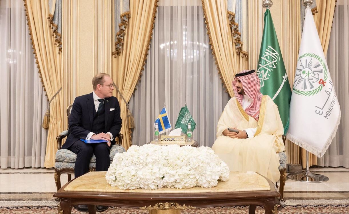 وزير الدفاع السعودي يبحث مع وزير خارجية السويد العلاقات الثنائية