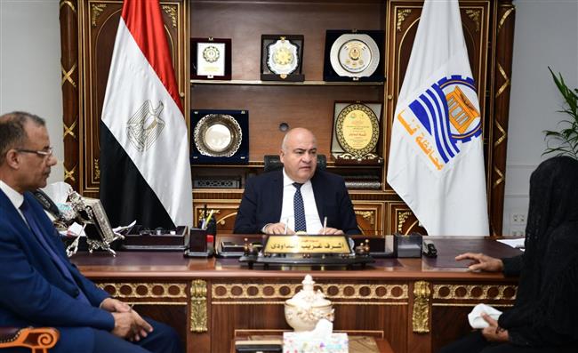 محافظ قنا يستقبل 55 مواطنا بمكتبه لبحث شكواهم