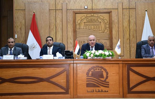 خلال اجتماع موسع.. محافظ قنا يناقش خطط ضبط أسعار السلع الغذائية بالأسواق والمجمعات