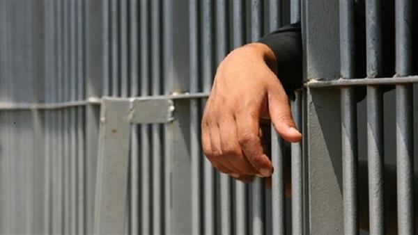 ظابط شرطة "يتنكر" ويكشف عصابة للاتجار في المخدرات