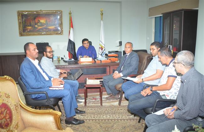 نائب محافظ بني سويف يواصل اجتماعاته لمتابعة مستجدات وسير العمل بمشروعات "حياة كريمة"