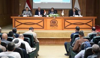 نائب محافظ قنا يبحث إجراءات إصدار رخص لأصحاب المشروعات المتوسطة والصغيرة