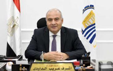 محافظ قنا يتابع الموقف التنفيذي لأعمال ترفيق المناطق الصناعية