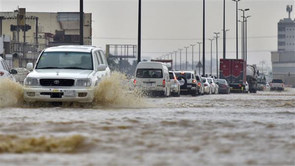 مديرية "الدفاع المدني السعودي" تدعو للحذر والابتعاد عن السيول والمستنقعات المائية