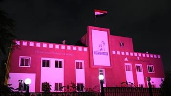   "قومي المرأة" يضيء مبناه باللون الوردي تزامنا مع شهر التوعية بسرطان الثدي