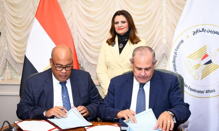 "الهجرة" و"تجارية القاهرة" توقعان بروتوكول تعاون لتوفير فرص تدريب وتشغيل للشباب