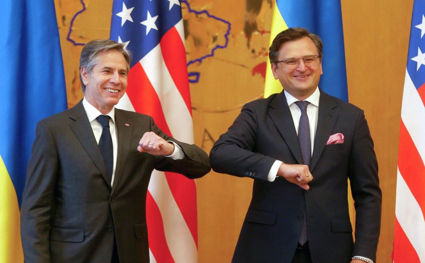 وزير الخارجية الأمريكي يؤكد التزام واشنطن بسيادة كييف وسلامتها الإقليمية