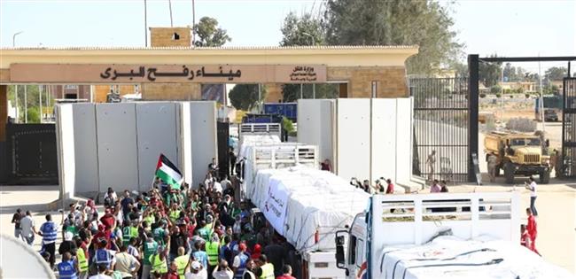 40 شاحنة مساعدات تفرغ حمولتها في الجانب الفلسطيني من معبر رفح