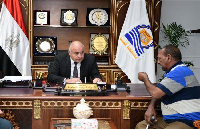 محافظ قنا يواصل إستقبال المواطنين بمكتبه لبحث شكواهم