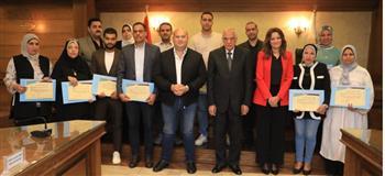 محافظ الجيزة يكرم أوائل الدورات التدريبية من موظفى المحافظة 