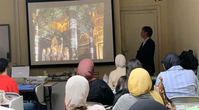 ألسن عين شمس تستقبل فنان ياباني خلال محاضرة عن حرفة التذهيب في اللوحات الفنية اليابانية 