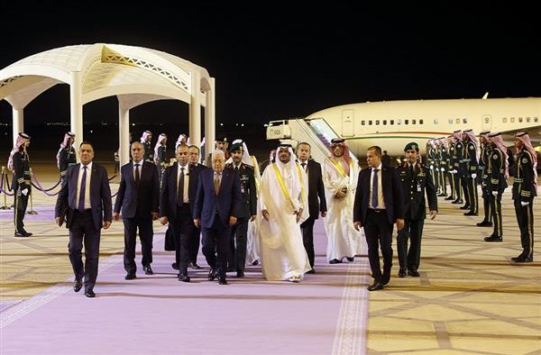 الرئيس الفلسطيني يصل إلى السعودية للمشاركة في القمتين العربية والإسلامية