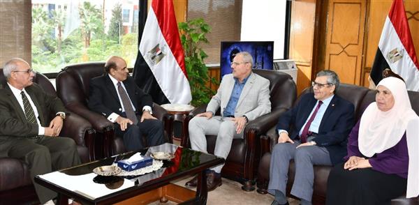 رئيس جامعة قناة السويس يستقبل السفير  الدكتور "خير الدين" مساعد وزير الخارجية المصرية الأسبق
