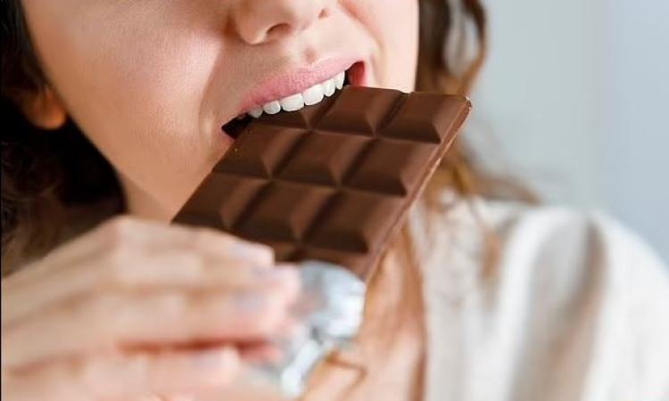 دراسة حديثة: تناول الشوكولاتة يوميا يزيد احتمالات الإصابة بسكتة دماغية