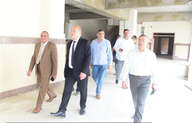 رئيس جامعة سوهاج يجتمع مع الشركة المنفذة للتجهيزات النهائية بالمقر الجديد