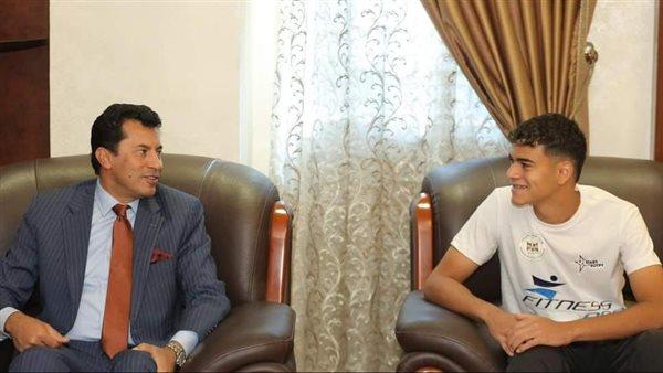 وزير الرياضة يهنئ اللاعب محمد الشاهد لانضمامه رسميا إلى نادي رايو فاليكانو الإسباني