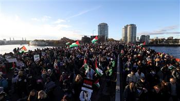   بصوت واحد "ستتحرر فلسطين".. أكثر من 300 ألف يشاركون في مسيرة تضامن مع غزة بوسط لندن