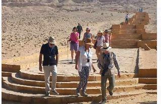وفد إنجليزي يزور منطقة آثار بنى حسن في المنيا