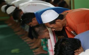 ما حكم إطالة الإمام في الركوع ليلحق به المصلون؟