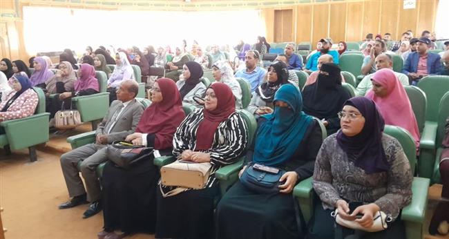وزارة العمل: توعية عمال بمنشآت الوادى الجديد بالمشاركة الانتخابية