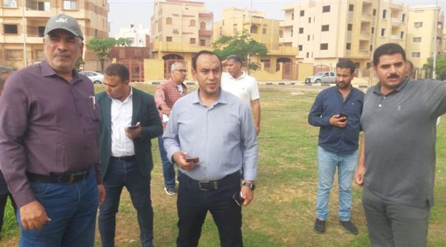 رئيس جهاز الشروق يتابع أعمال الزراعة بـ"العائلى" ويستمع لشكاوى السكان